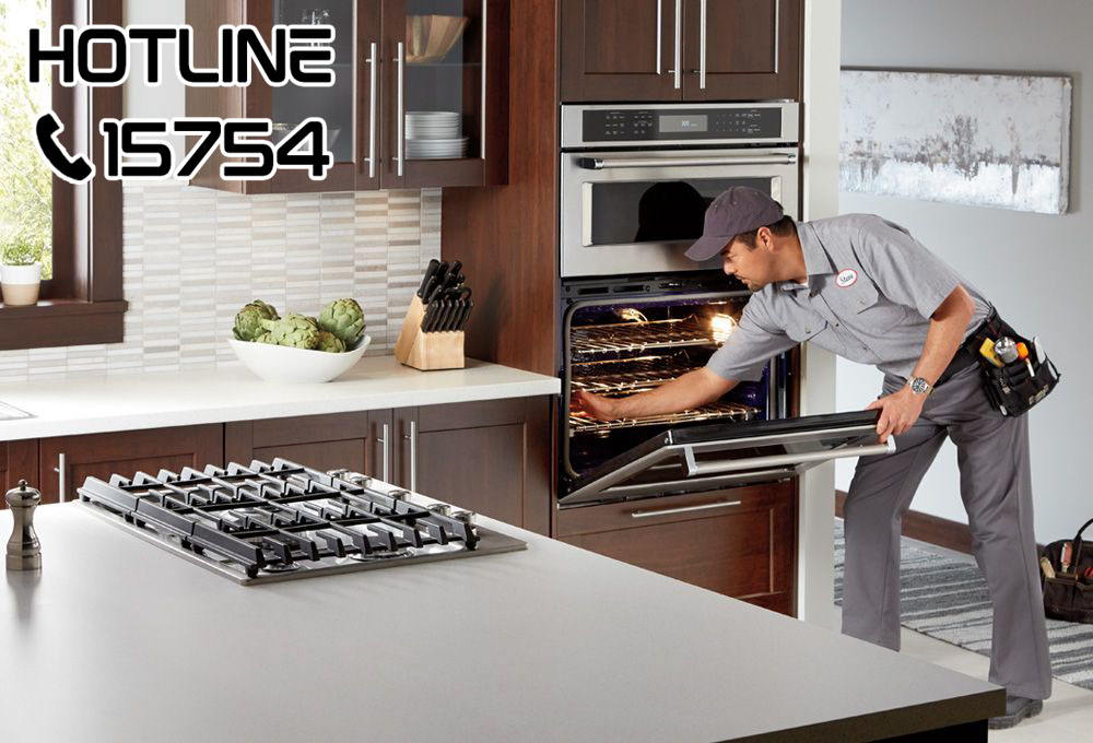 فني يقوم بصيانة بوتاجاز جليم جاز