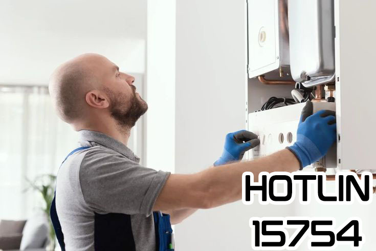 فني يعاين سخان سيم