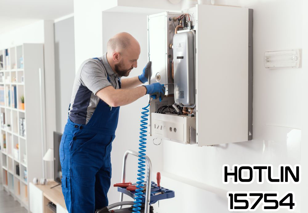 فني يبحث عن أعطال سخان سيم