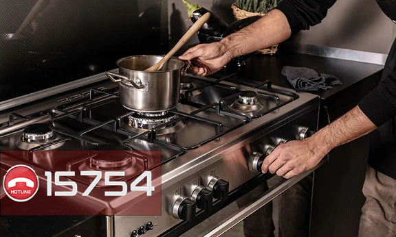 رجل يقوم بالطهي علي بوتاجاز جليم جاز