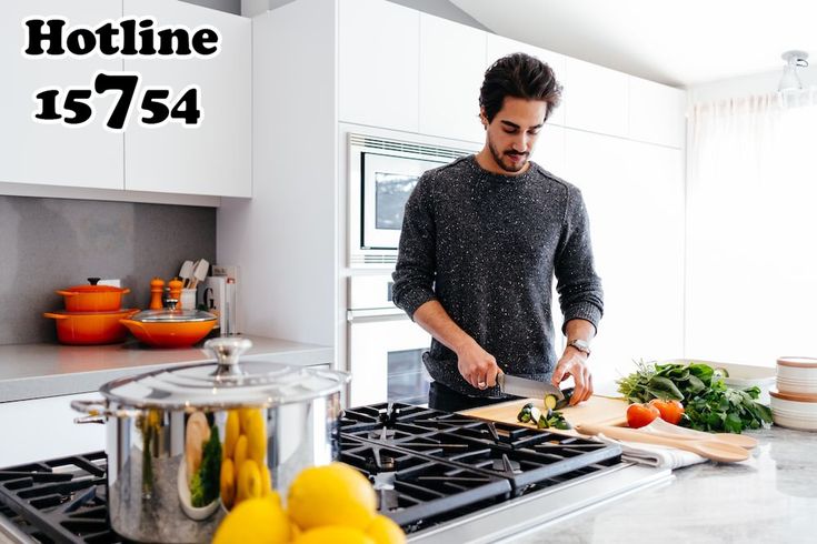 رجل يطبخ علي بوتجاز جليم جاز