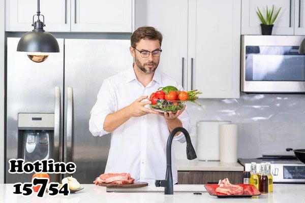 رجل في مطبخ ومعه بوتجاز جليم جاز