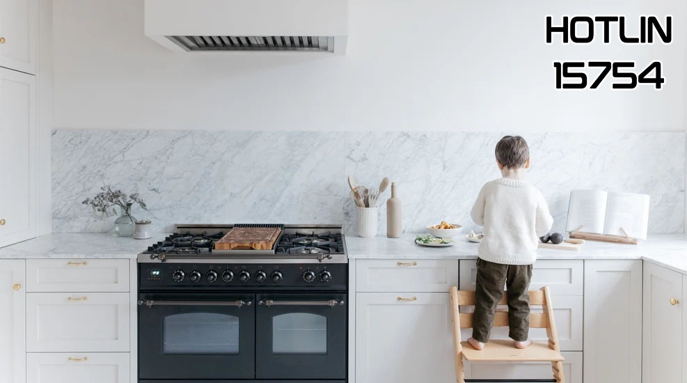 طفل صغير يقف بجوار بواجاز البا