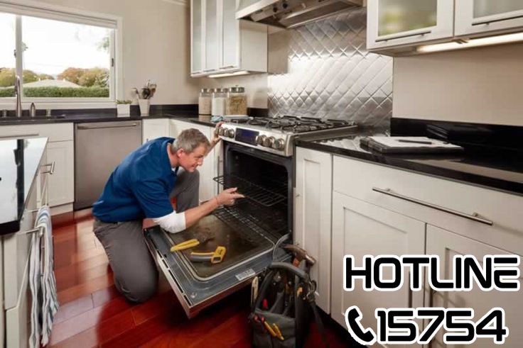 فني يصلح فرن البا